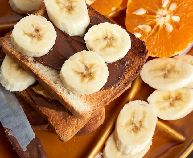 Sanduíches com pasta de chocolate e fatias de banana em um prato