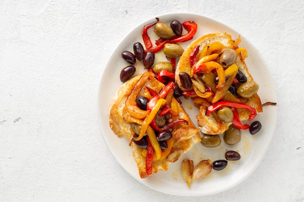 Sanduíches com pimentos grelhados, azeitonas e alho