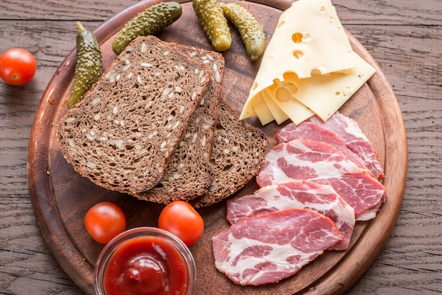 Sanduíches com presunto e queijo