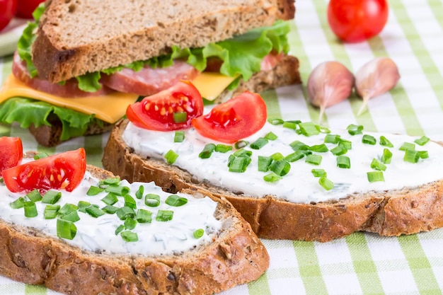 Sanduíches com presunto queijo e tomates frescos