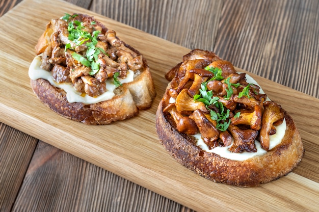 Sanduíches com queijo e chanterelles fritos