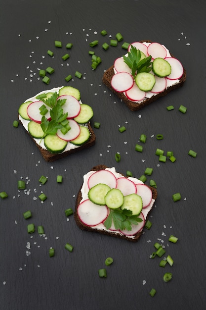 Sanduíches com rabanete, pepino em um pão de centeio.