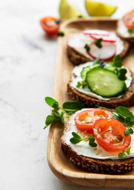 Sanduíches com vegetais saudáveis e micro-verdes