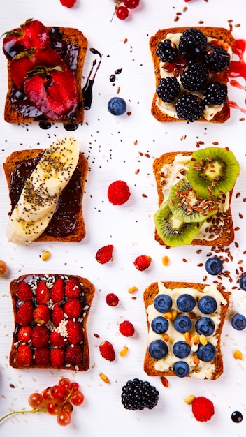 Sanduíches conjunto doce com queijo creme e frutas frescas e frutas