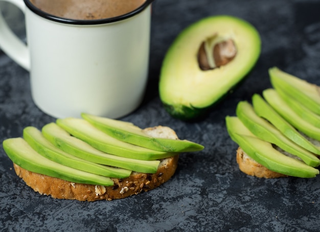 Sanduíches de abacate Café da manhã e uma xícara de café