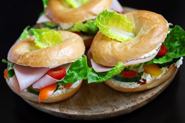 Sanduíches de bagel em um fundo escuro Comida saudável Lanche Keto