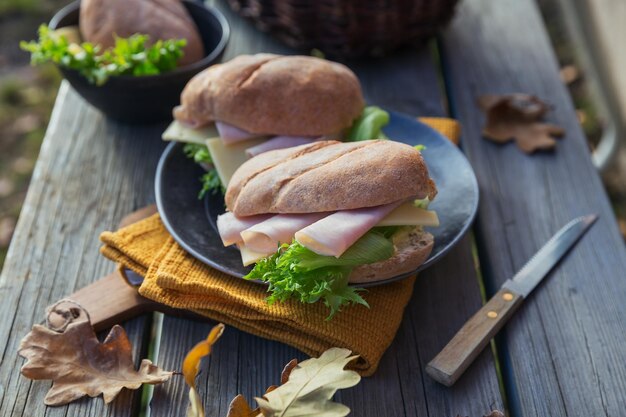 Sanduíches de baguete ciabatta com queijo presunto e alface