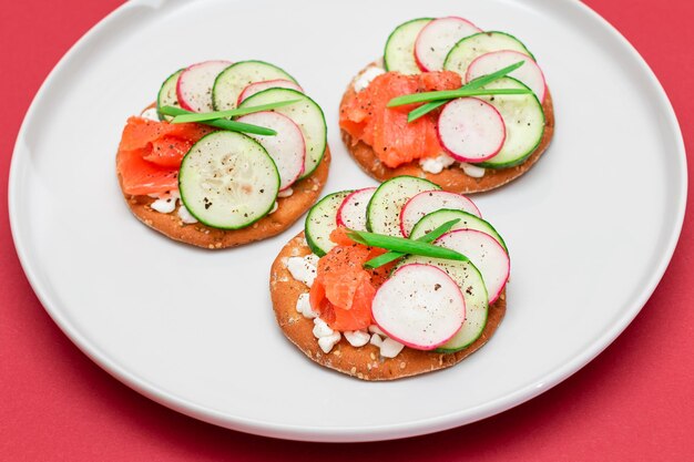 Sanduíches de biscoito com queijo cottage de rabanete de pepino de salmão e cebolinha