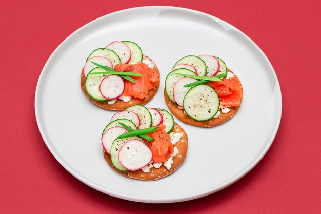 Sanduíches de biscoito com queijo cottage de rabanete de pepino salmão e cebolinha