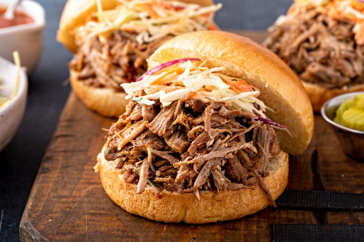 Foto sanduíches de carne de porco com salada de cole em brioche