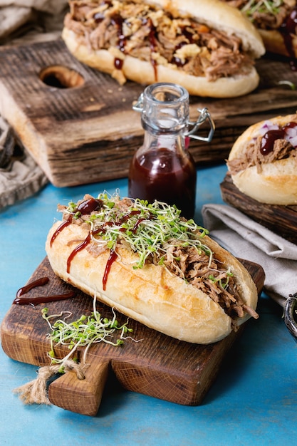 Sanduíches de carne de porco desfiada