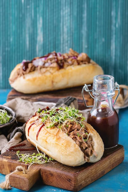 Sanduíches de carne de porco desfiada