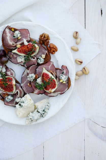 Sanduíches de carne, queijo azul e figos