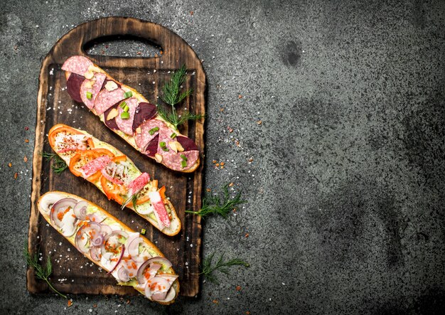 Sanduíches de carne, salame, frutos do mar e vegetais frescos