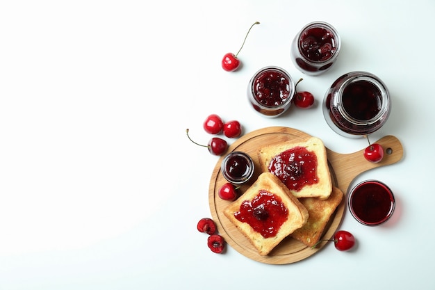 Sanduíches de geléia de cereja e ingredientes no fundo branco