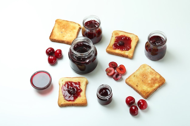 Sanduíches de geléia de cereja e ingredientes no fundo branco