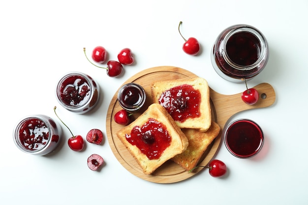 Sanduíches de geléia de cereja e ingredientes no fundo branco