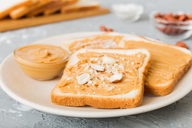 Sanduíches de manteiga de amendoim ou torradas em fundo de mesa leveCafé da manhã Comida vegetariana Cozinha americana Vista superior com espaço para cópia