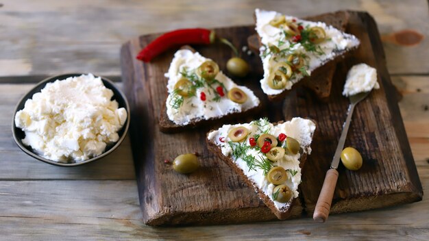 Sanduíches de mascarpone com azeitonas e especiarias.