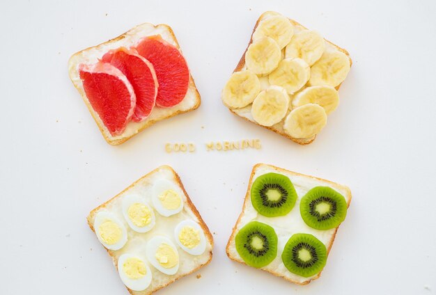 Sanduíches de mistura brilhante para o café da manhã, inscrição de bom dia