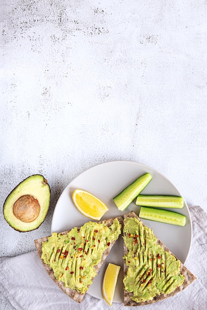 Sanduíches de pão crocante com purê de abacate e pepino