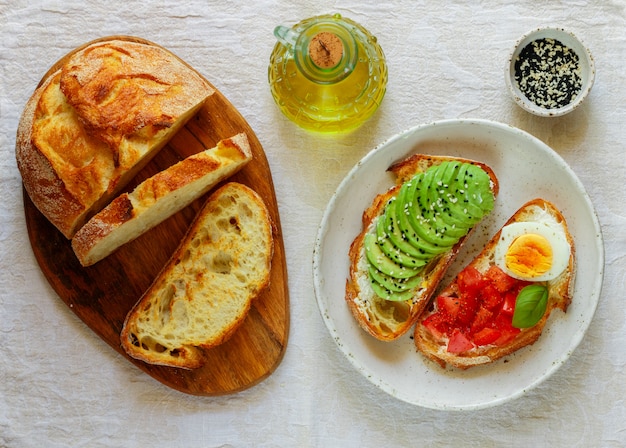 Sanduíches de pão de trigo com abacate, ovos, tomate