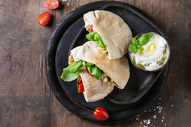 Sanduíches de pão pita com legumes