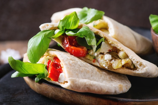 Sanduíches de pão pita com legumes