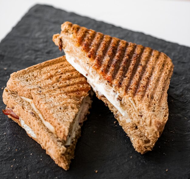 Sanduíches de queijo grelhado de comida e lanche