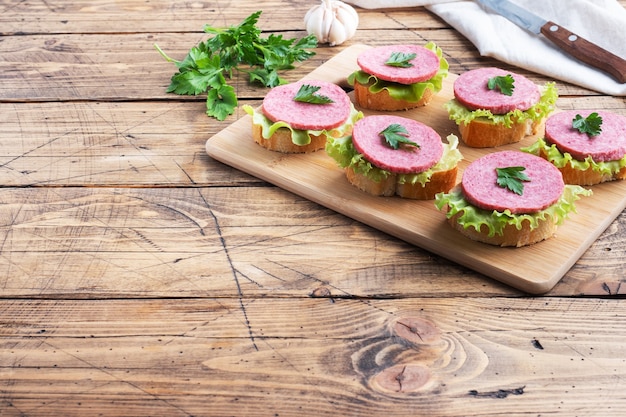 Sanduíches de salame em uma tábua de cortar