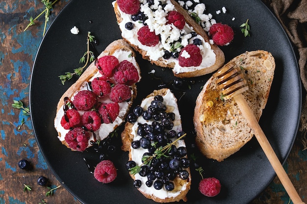 Sanduíches de sobremesa com frutas