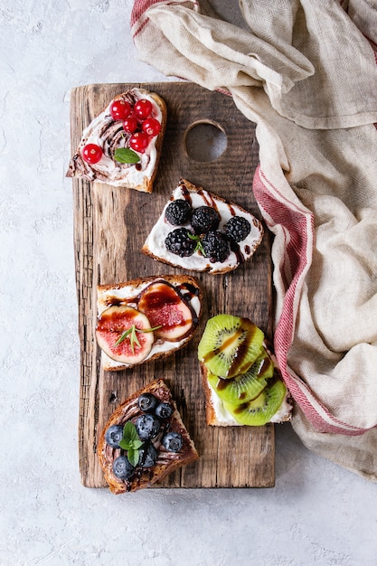 Sanduíches de sobremesa com frutas