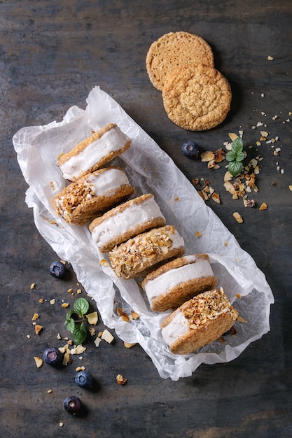 Sanduíches de sorvete em biscoitos