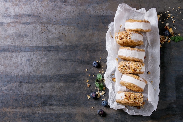 Sanduíches de sorvete em biscoitos