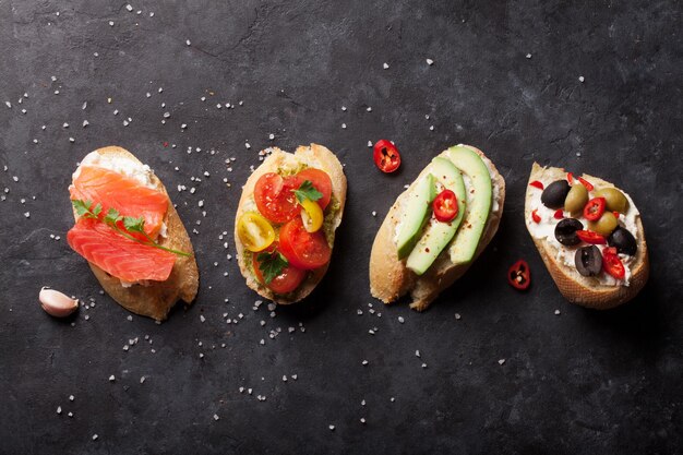 Sanduíches de torradas com abacate, tomate, salmão