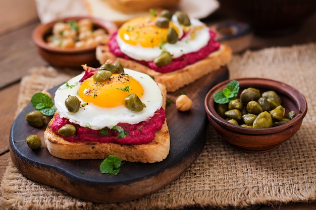 Sanduíches dietéticos com hummus de raiz de beterraba, alcaparras e ovo