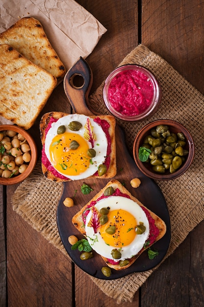 Sanduíches dietéticos com hummus de raiz de beterraba, alcaparras e ovo