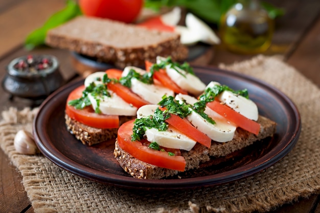 Sanduíches dietéticos úteis com mussarela, tomate e pão de centeio