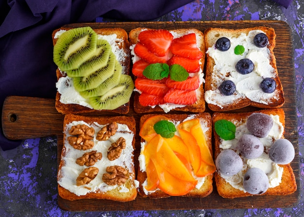 Foto sanduíches doces com frutas e queijo