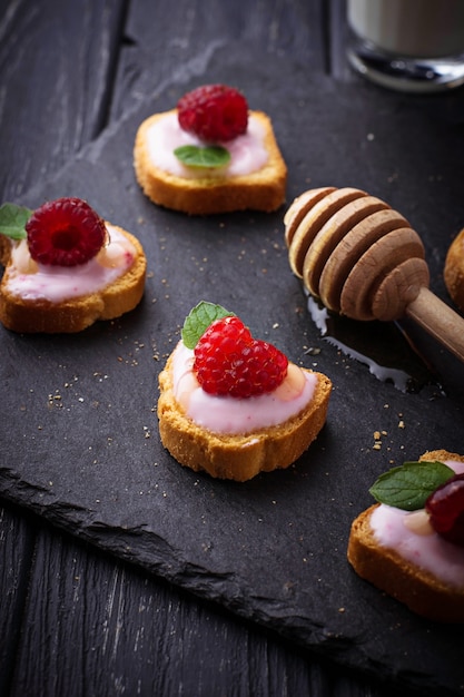 Sanduíches doces com queijo creme e framboesa. Foco seletivo