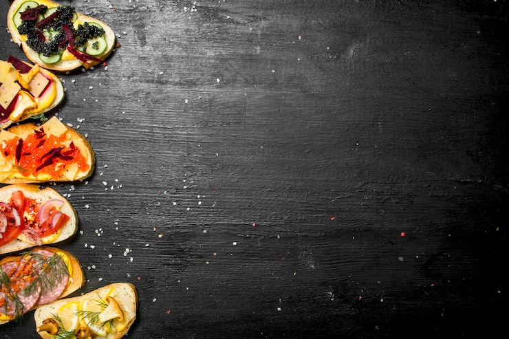 Foto sanduíches frescos de frutos do mar com salmão, caviar, bacon e vegetais