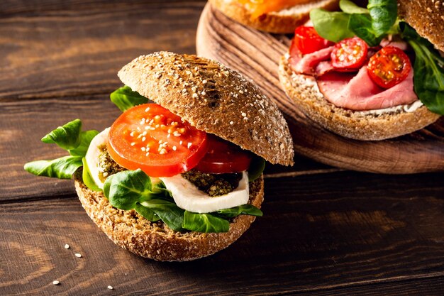 Sanduíches italianos de caprese com tomates frescos e queijo mozzarella