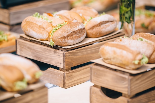 Sanduíches longos de ciabatta com alface, fatias de tomate fresco, pepino, presunto, salame e queijo