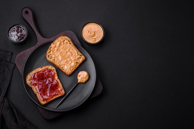 Sanduíches nutritivos compostos por geléia de framboesa e manteiga de amendoim