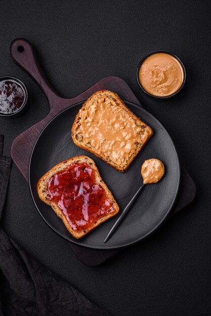 Sanduíches nutritivos compostos por geléia de framboesa e manteiga de amendoim