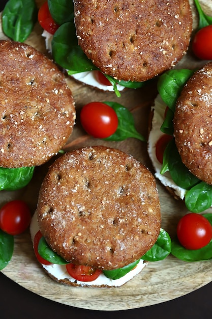 Sanduíches saudáveis com espinafre de queijo Filadélfia e tomate cereja com pão de centeio