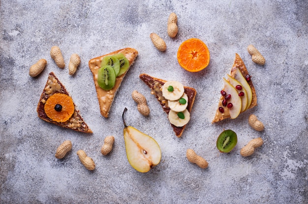 Sanduíches saudáveis com manteiga de amendoim e frutas