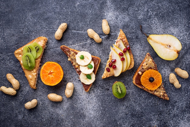 Sanduíches saudáveis com manteiga de amendoim e frutas