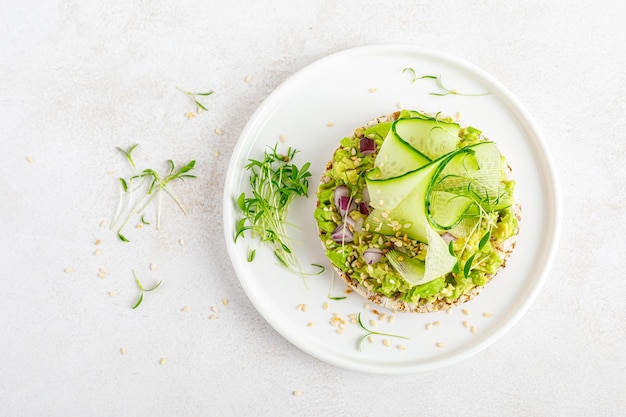 Sándwich abierto vegano con pan crujiente dietético pepino fresco