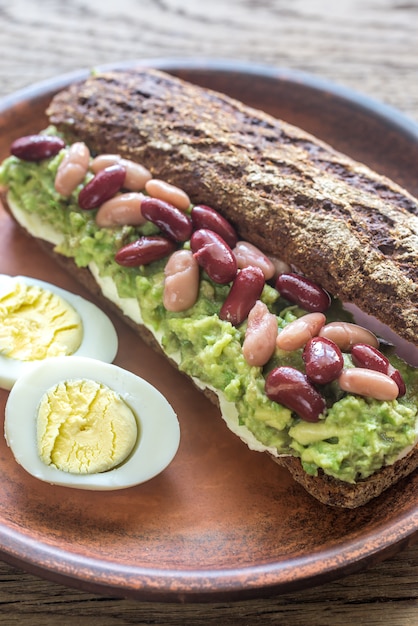 Foto sandwich con aguacate y frijoles rotos